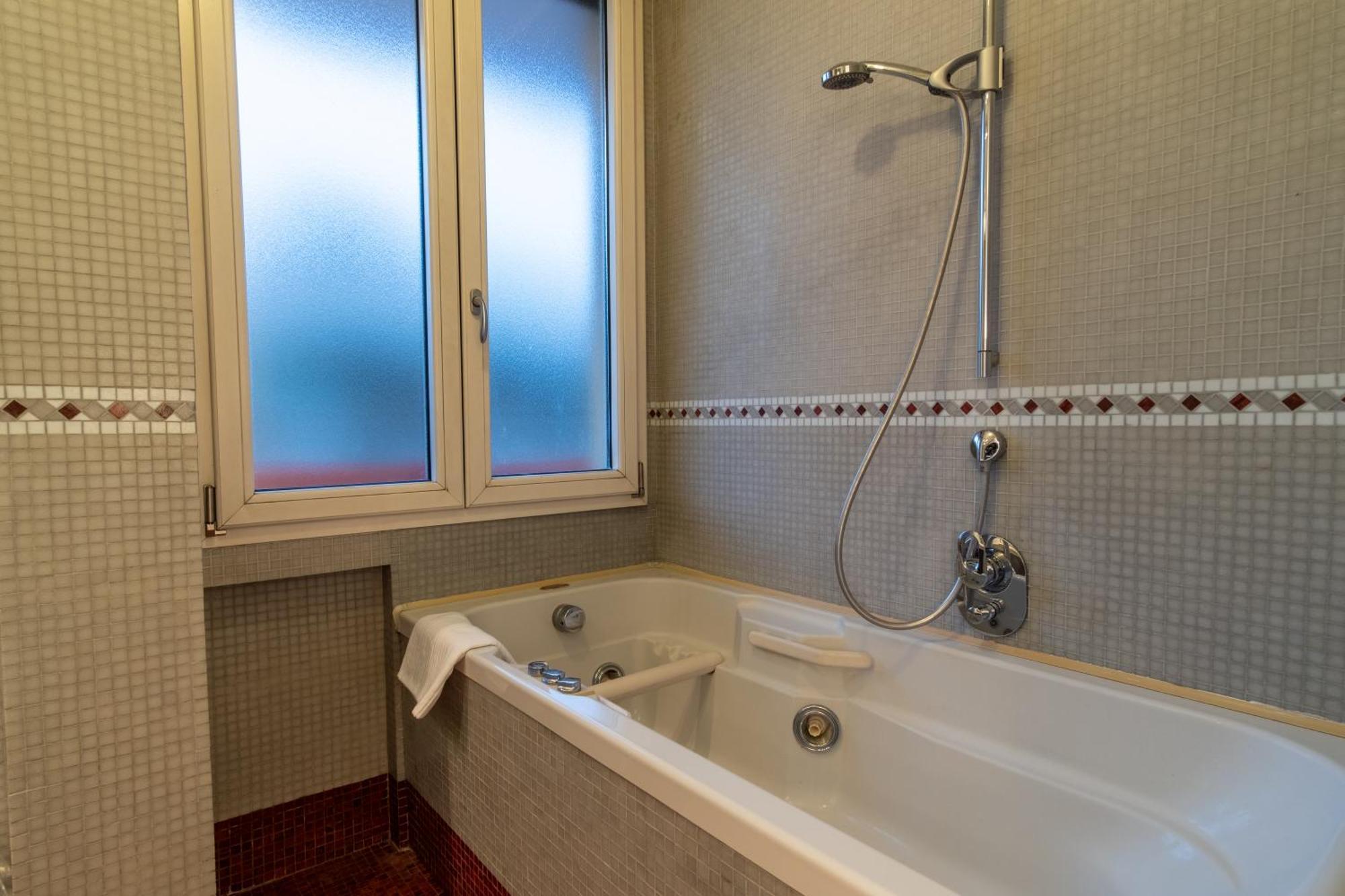 Attic With Terrace And Jacuzzi - Luxury Apartment Rome Exterior photo