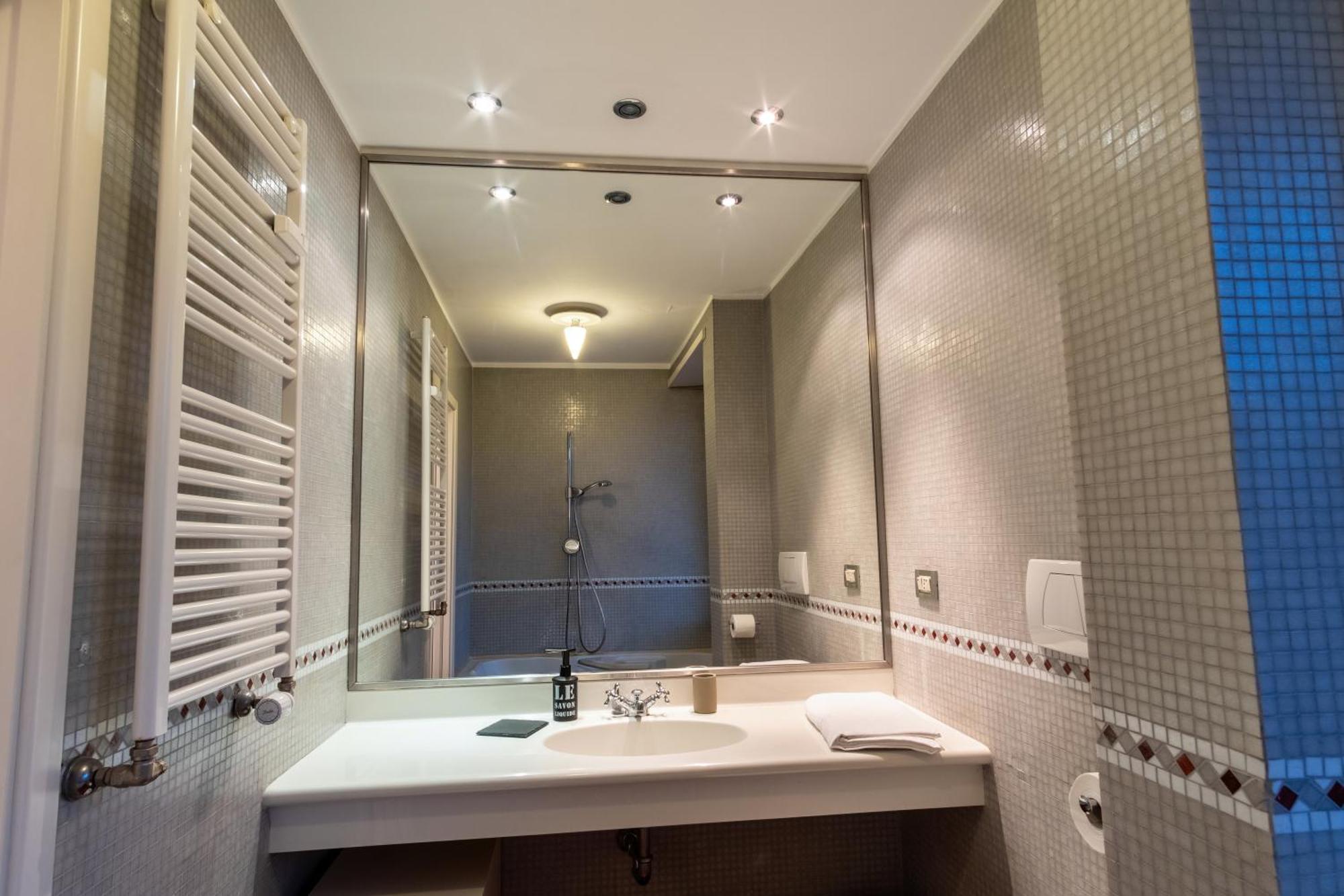 Attic With Terrace And Jacuzzi - Luxury Apartment Rome Exterior photo